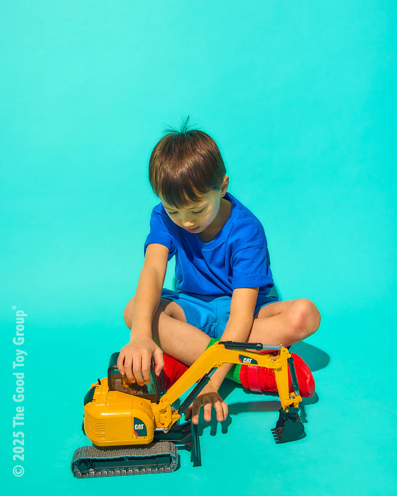 Cat Mini Excavator With Worker - Image 9