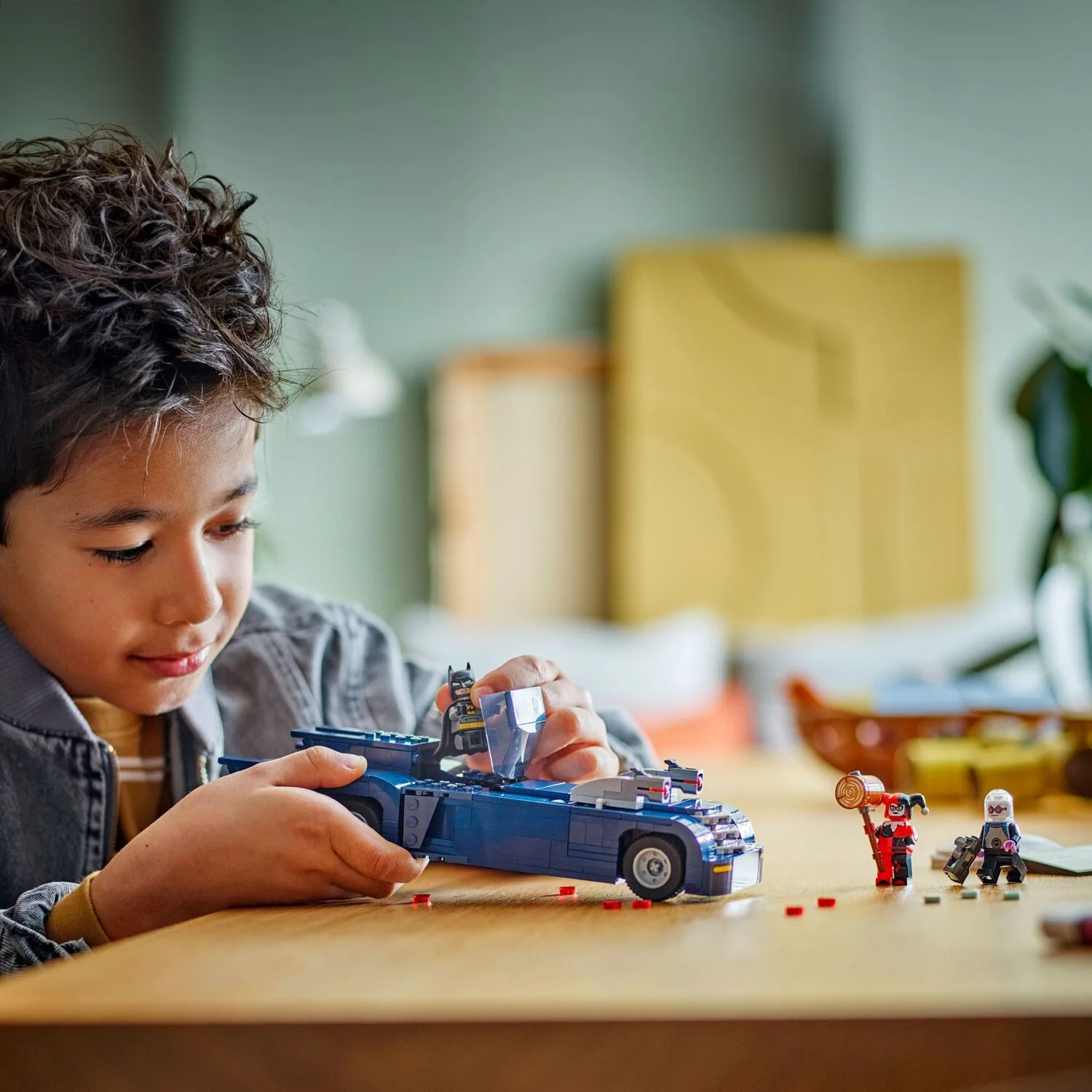 LEGO® Super Heroes DC Batman™ with the Batmobile™ vs. Harley Quinn™ and Mr. Freeze™ - Image 5