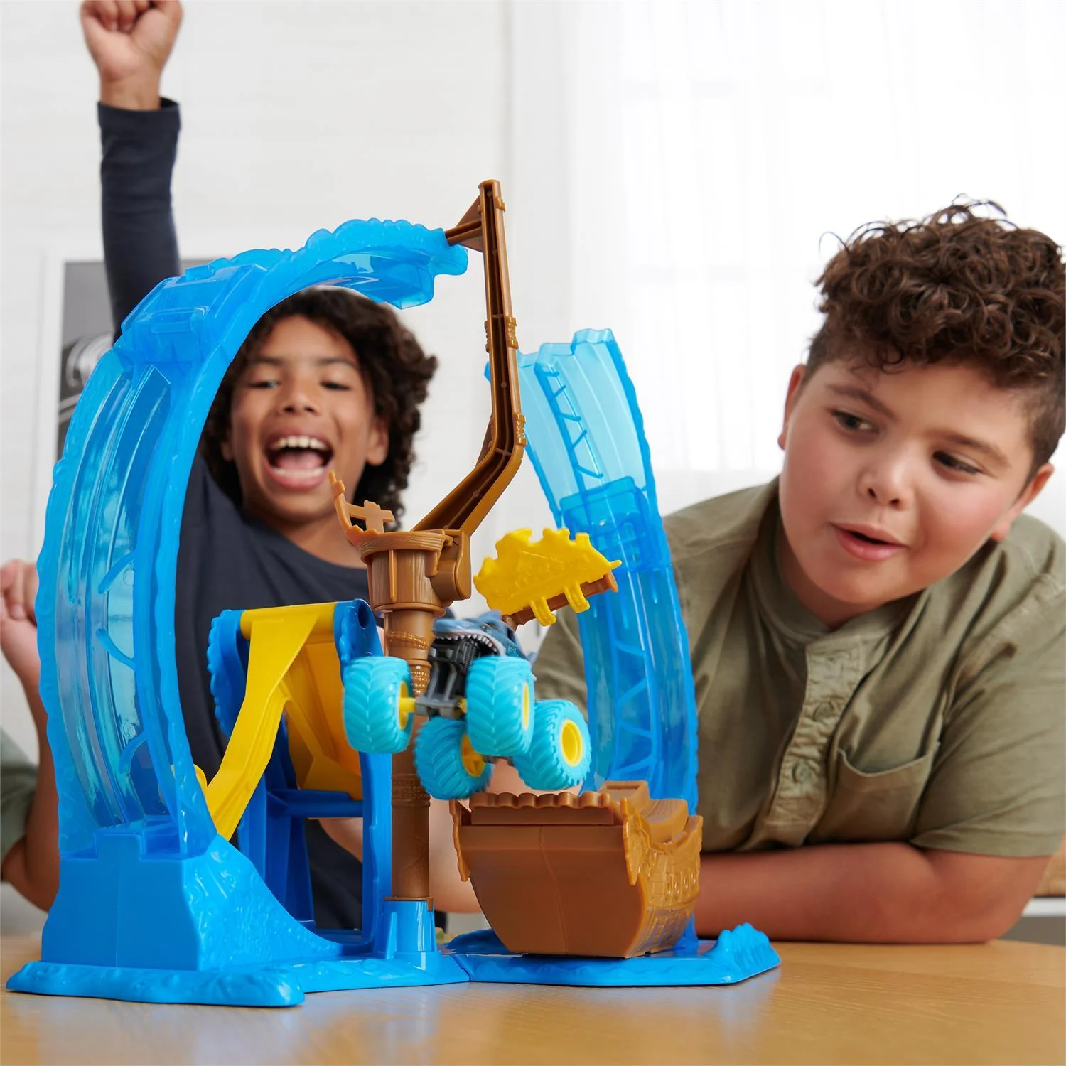 Monster Jam Megalodon Loop of Doom Stunt Playset - Image 4